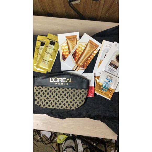 L'Oréal Small Gold And Black Makeup Bag with a sample assortment - Picture 2 of 7
